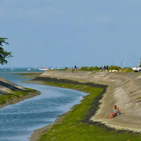 別荘 Charming House With Garden Near The Port *